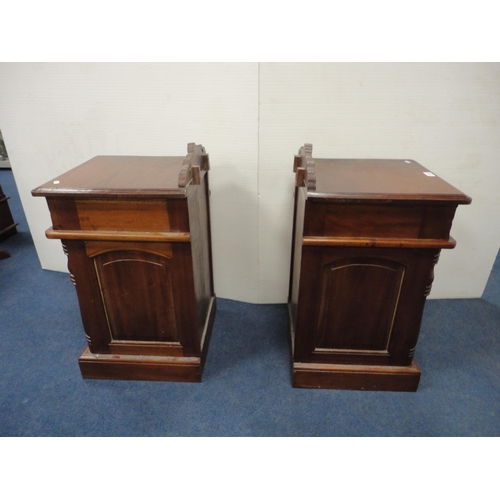 424 - Pair of Victorian-style bedside cabinets.