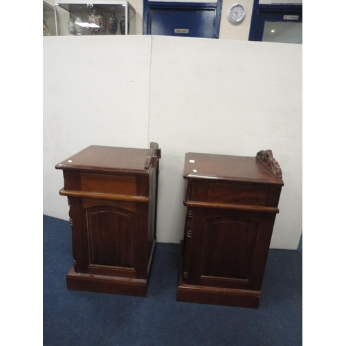 424 - Pair of Victorian-style bedside cabinets.