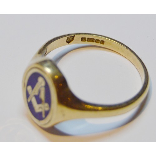 142 - 9ct gold Masonic swivel ring with enamel device, size U, 6g gross.