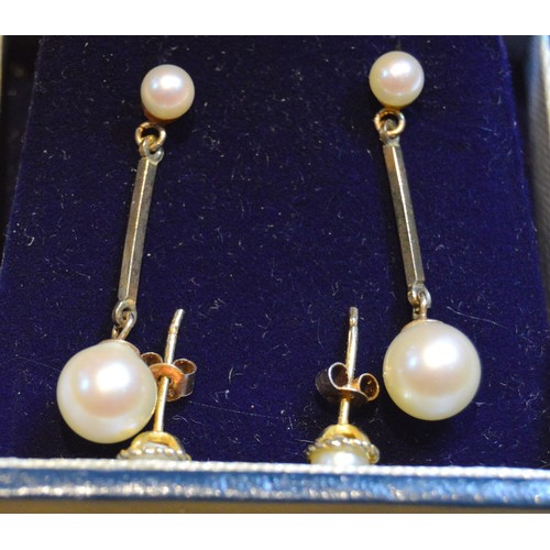 148 - 9ct gold and pearl brooch, a pair of similar earrings, a pendant and an unmounted diamond, weighable... 