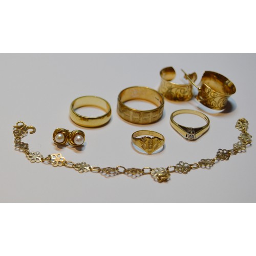 149 - Three 9ct gold rings, two pairs of gold earrings, a 9ct gold bracelet and a 9ct gold diamond solitai... 