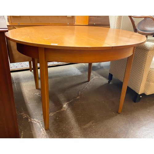 662 - Extending dining table, H 75cm, D 121cm