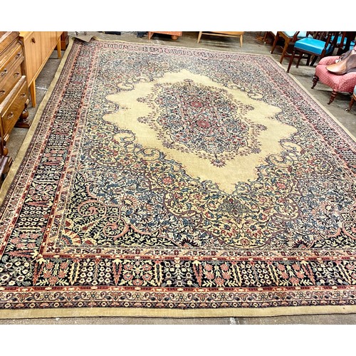 625 - Persian-style rug, approx. 450cm x 300cm