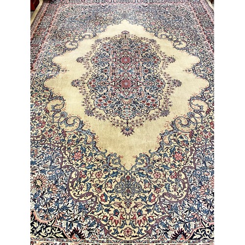 625 - Persian-style rug, approx. 450cm x 300cm