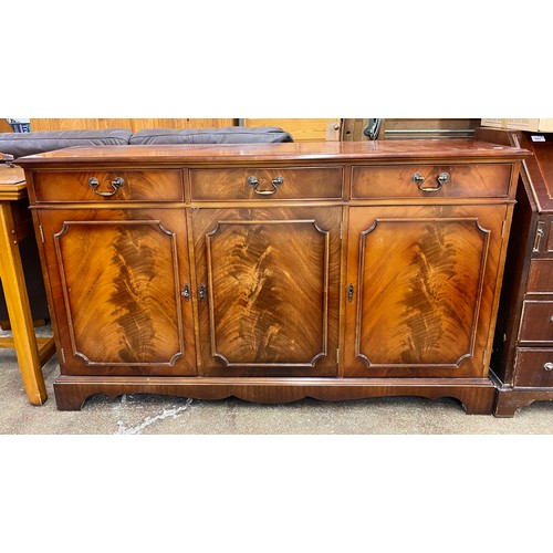 640 - Mid-century/reproduction mahogany sideboard, H 89cm, W 149cm, D 42cm