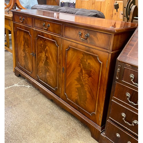 640 - Mid-century/reproduction mahogany sideboard, H 89cm, W 149cm, D 42cm