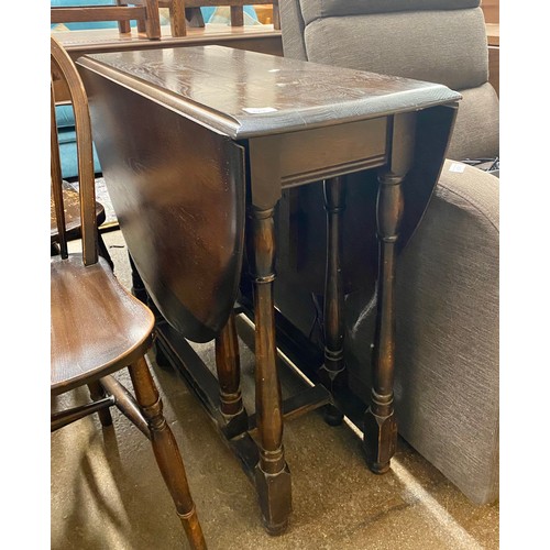 673 - Drop-leaf table