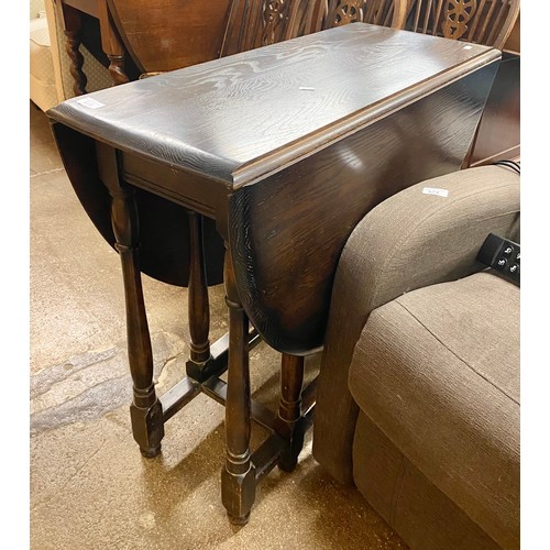 673 - Drop-leaf table