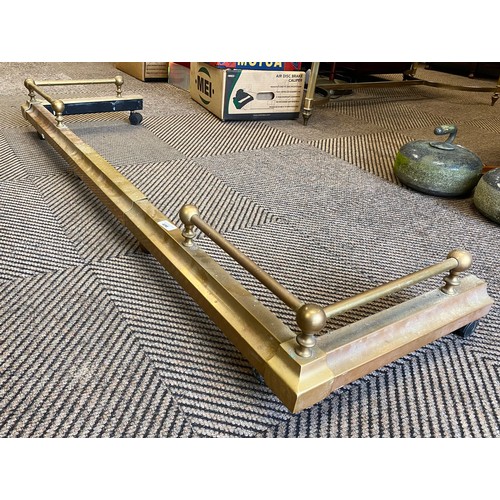 496 - Brass fender, outside measurements 148cm wide, 44cm deep