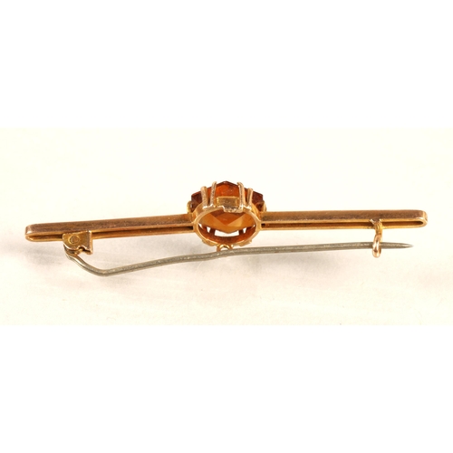 194 - 9k gold bar brooch set with amber coloured gem, gross weight 2.9g