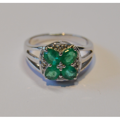 109 - Lady's ring with four emeralds and pavé-set eight-cut small diamond brilliants, in 18ct white gold, ... 