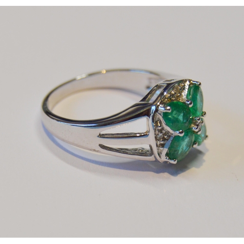 109 - Lady's ring with four emeralds and pavé-set eight-cut small diamond brilliants, in 18ct white gold, ... 