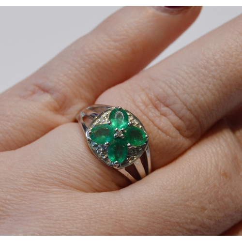 109 - Lady's ring with four emeralds and pavé-set eight-cut small diamond brilliants, in 18ct white gold, ... 