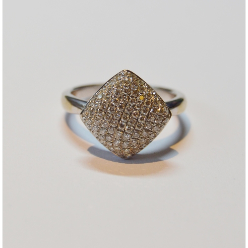 130 - Diamond ring with a square cushion of pavé brilliants, in white gold, '18k', size T, 6.4g gross.