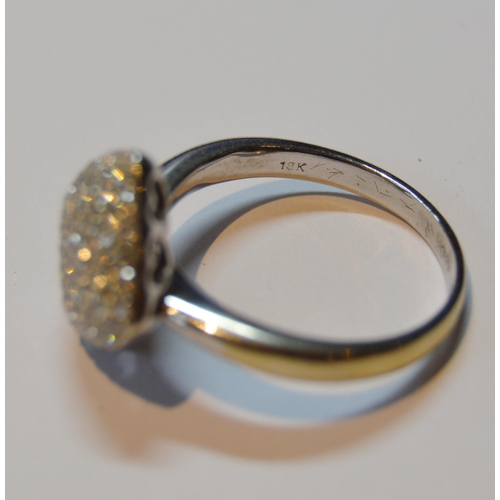 130 - Diamond ring with a square cushion of pavé brilliants, in white gold, '18k', size T, 6.4g gross.