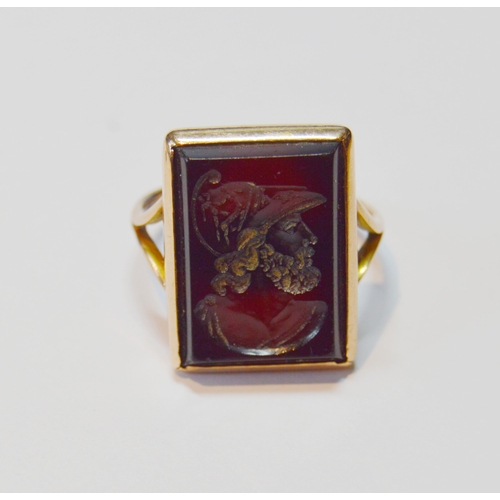 165 - 9ct gold hematite centurion seal signet ring, the intaglio carved with a head profile, setting appro... 