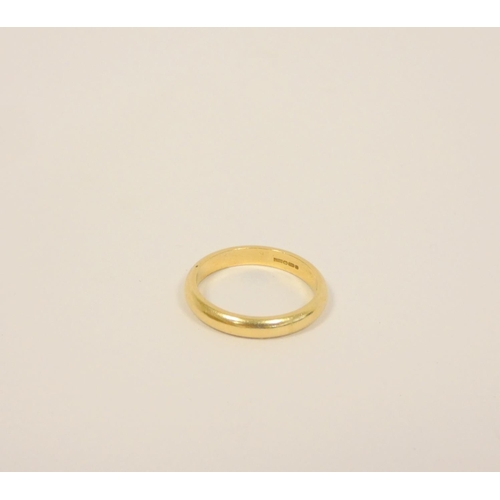 25 - 18ct gold band ring, size M. 3.8g 