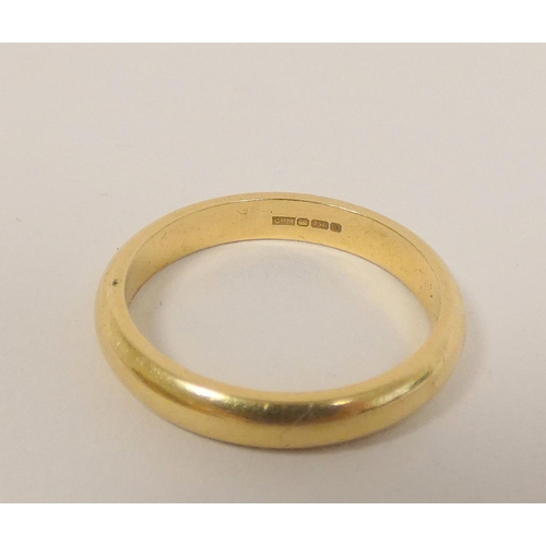 25 - 18ct gold band ring, size M. 3.8g 