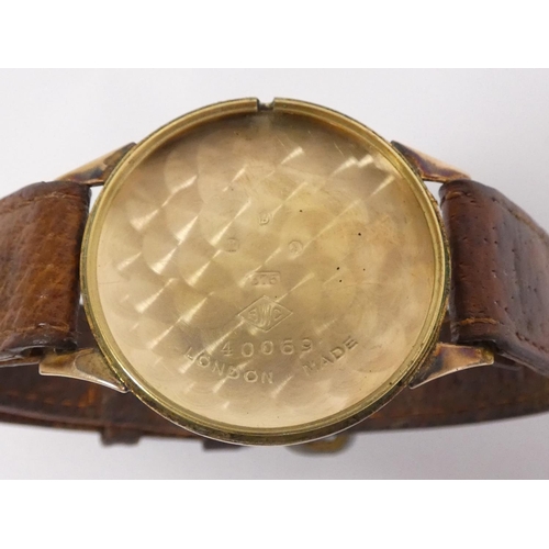 28 - Gents Accurist 9ct gold watch on leather strap. 