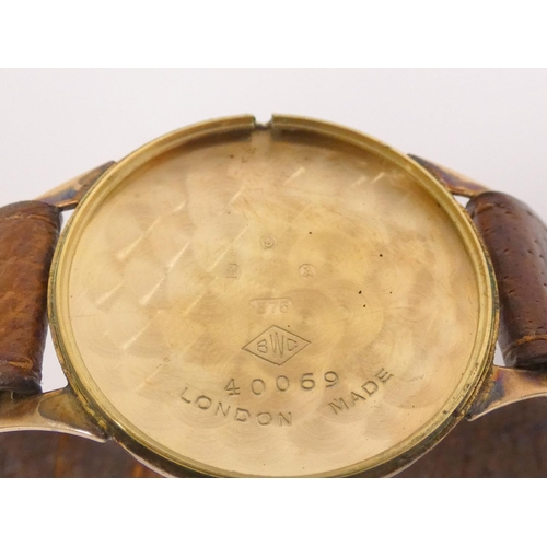 28 - Gents Accurist 9ct gold watch on leather strap. 