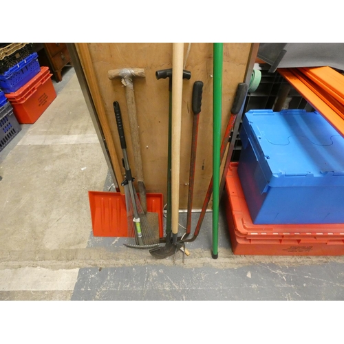 512 - Various garden hand tools to include rake, snow shovel, lopper etc.