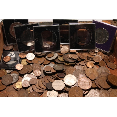 644 - Coin collection to include mostly British pennies, brass thruppennies, 1980 crown, Irish coins, CANA... 