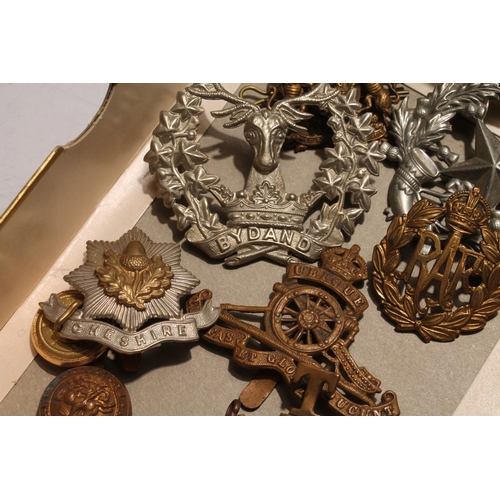 659 - Group of military cap badges and buttons to include Gordon Highlanders, Cameron Highlanders, Cheshir... 