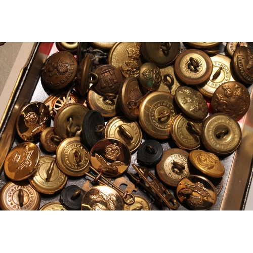 659 - Group of military cap badges and buttons to include Gordon Highlanders, Cameron Highlanders, Cheshir... 