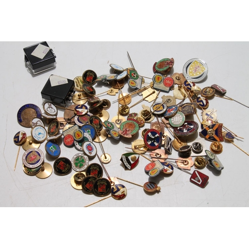 662 - Group of football club tie pins and golf markers.