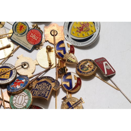 662 - Group of football club tie pins and golf markers.