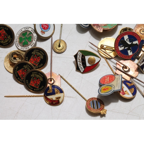 662 - Group of football club tie pins and golf markers.