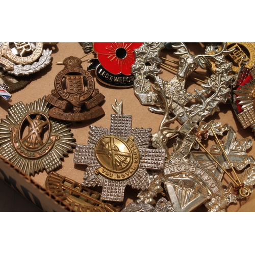 664 - Group of military cap badges and buttons to include Gordon Highlanders, Royal Scots, Seaforth Highla... 