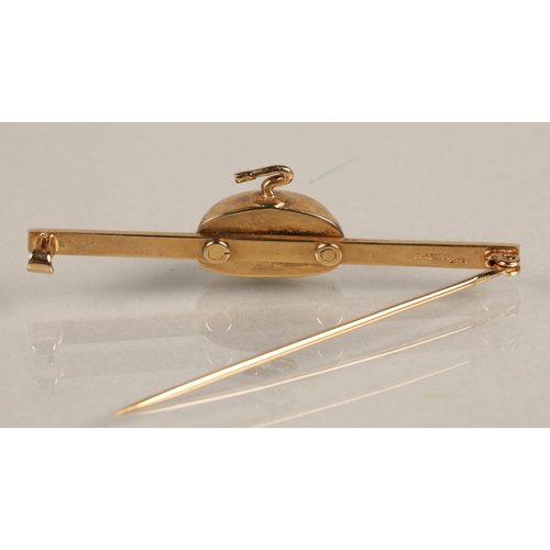 59 - 9ct gold curling stone bar brooch, 6.2g