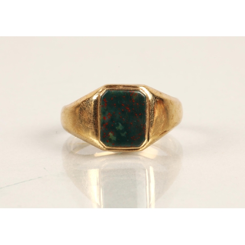 81 - 9ct gold signet ring set with bloodstone, 5.3g, ring size P