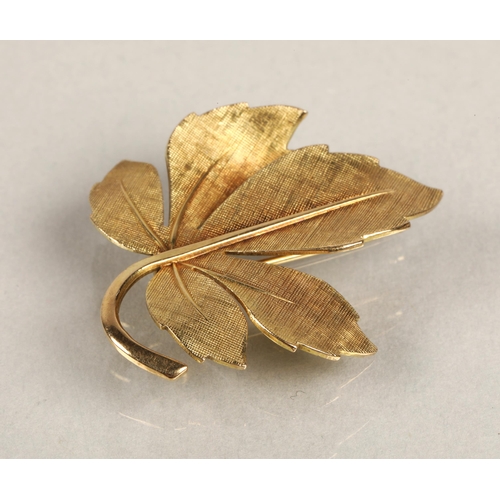 84 - 9ct gold leaf brooch, 3.3g