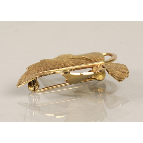 84 - 9ct gold leaf brooch, 3.3g