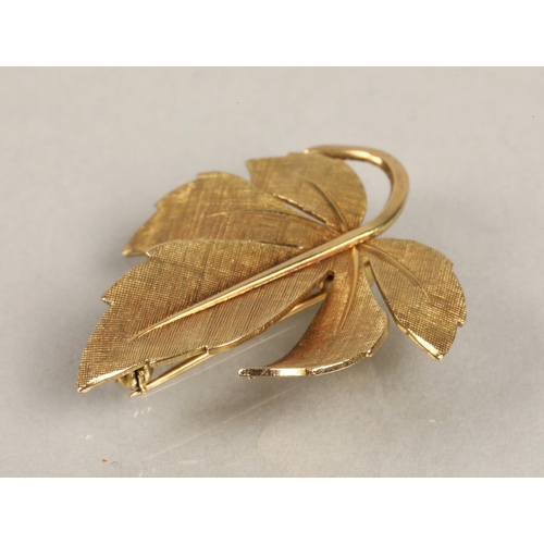 84 - 9ct gold leaf brooch, 3.3g