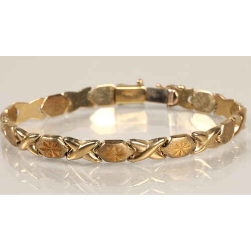 85 - 9ct gold bracelet, 9g