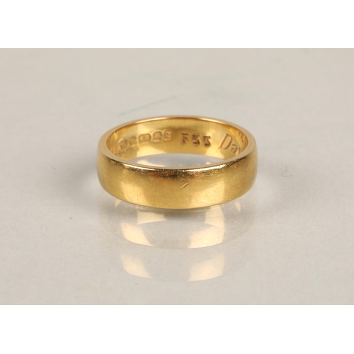 86 - 18ct gold band, 4.1g, ring size J