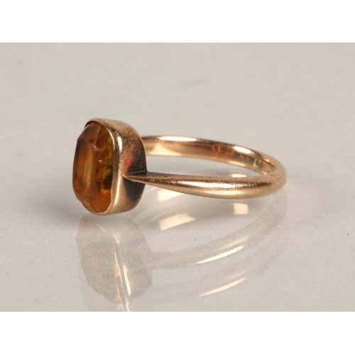 87 - 9K gold ring set with a citrus coloured stone, 2.8g, ring size L/M