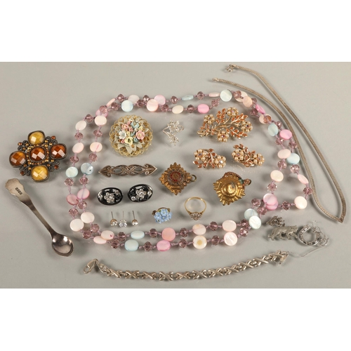 92 - Assorted jewellery including brooches, silver, costume, etc