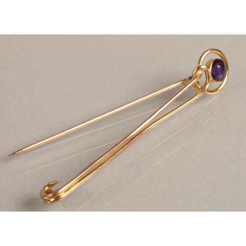 98 - 9K gold pin brooch set with purple gem, 3.4g