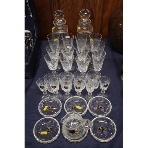 22 - Mixed suite of Edinburgh Crystal to include two square shaped decanters, six liqueur glasses, four t... 