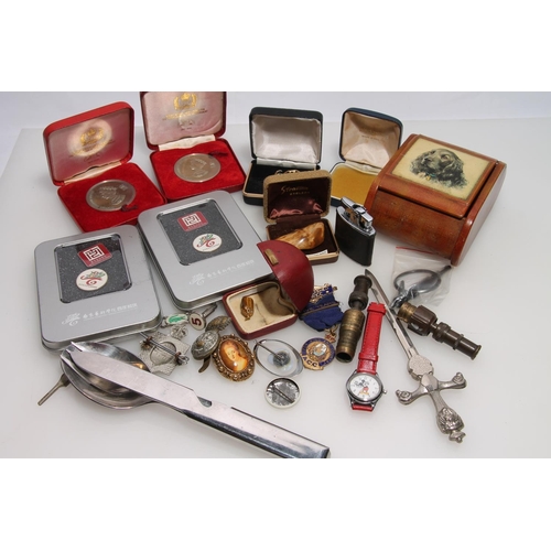 265 - Curios and trinkets to include a King's Dragoon Guards cap badge, a tiger's eye pendant, a Royal Wel... 