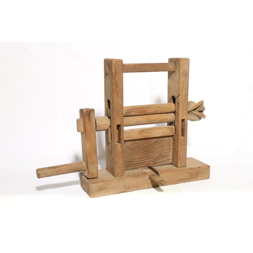 4 - Oriental hardwood tabletop mangle, 28cm high.