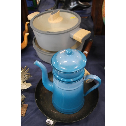 91 - Kitchenalia to include two lidded pans, a blue metal coffee pot and a saucepan.