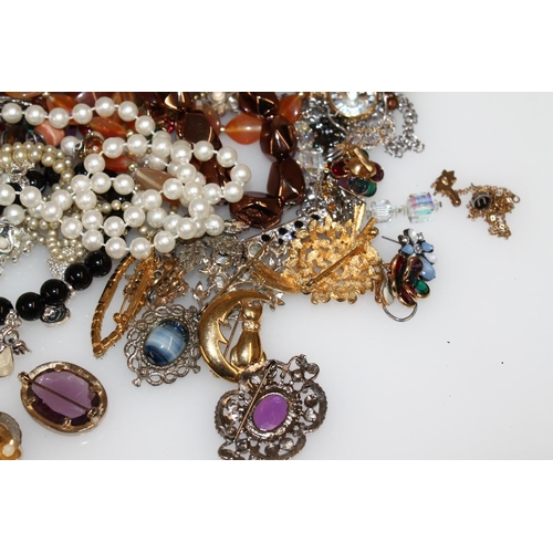 461 - Costume jewellery incl. simulated pearl necklace, brooches, beaded necklaces etc. (qty)