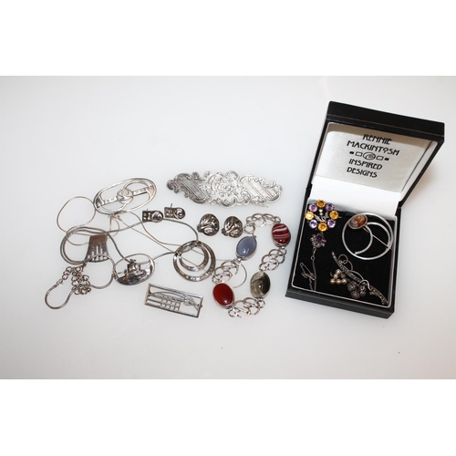 478 - Silver and white metal jewellery incl. Scottish agate pebble brooch, Cairngorm amethyst and citrine ... 