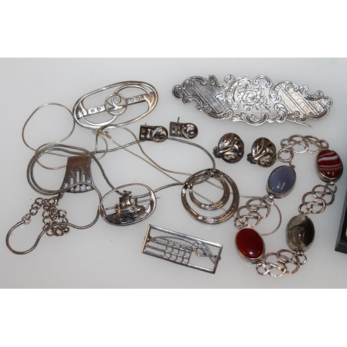 478 - Silver and white metal jewellery incl. Scottish agate pebble brooch, Cairngorm amethyst and citrine ... 