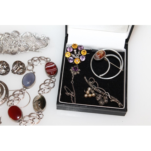 478 - Silver and white metal jewellery incl. Scottish agate pebble brooch, Cairngorm amethyst and citrine ... 